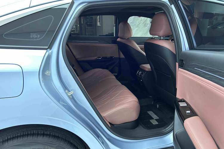 Used Geely Galaxy L6 2025 EM-i 140km Starship Edition
