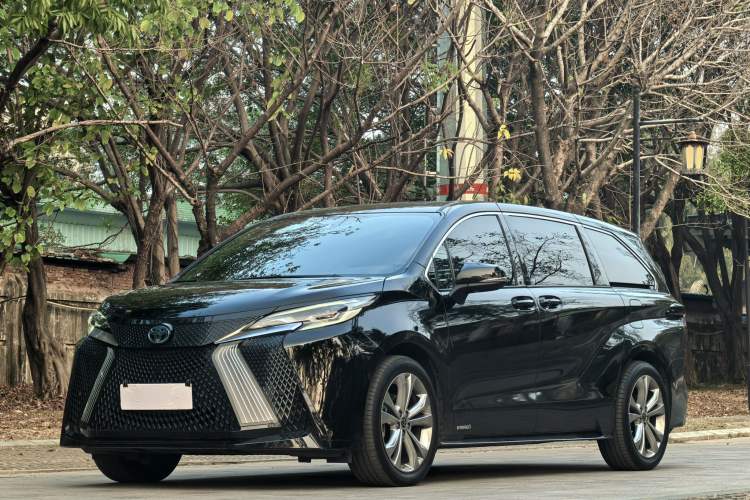 Used Toyota Sienna 2023 2.5L Hybrid Deluxe Edition