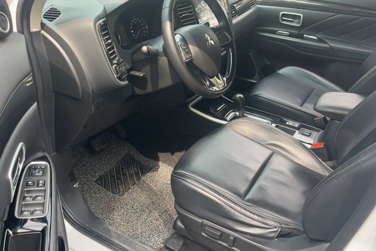 Used Mitsubishi Outlander 2019 2.0L Two-Wheel Drive Comfort Edition 7-Seater China VI Standard
