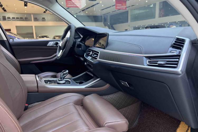 Used BMW X7 2022 xDrive40i Luxury Package with Leading Features
