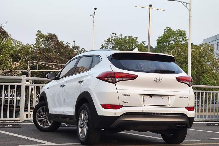 Used Hyundai Tucson 2015 1.6T Dual-Clutch Two-Wheel-Drive Smart Model Exterior 6