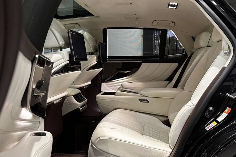 Used Lexus LS 2018 500h Executive Edition China VI