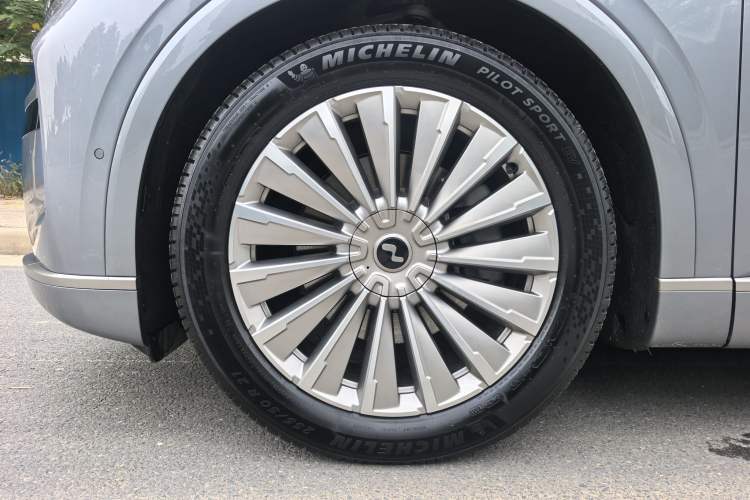 Used ONVO Luxeed L90 2025 Model—Max Six-Seater Version
