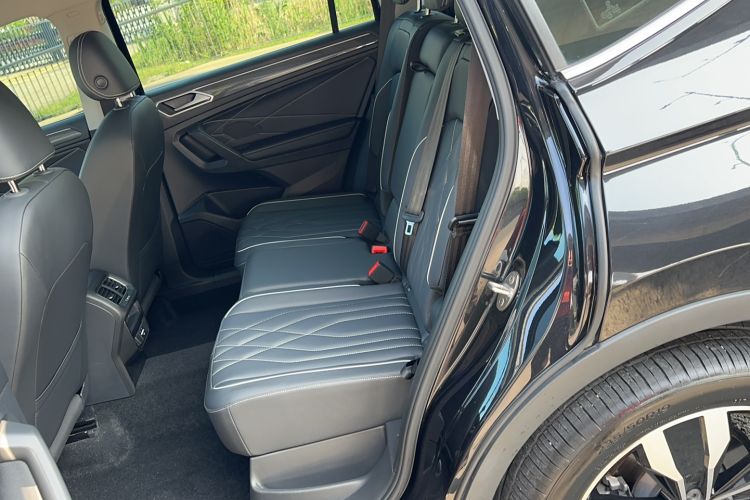 Used Volkswagen Tiguan L 2024 Outstanding Model 330TSI Automatic Two-Wheel Drive R-Line Dragon Glory Edition Left Rear Seat