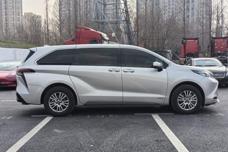Used Toyota Sienna 2021 2.5L Hybrid Premium Edition