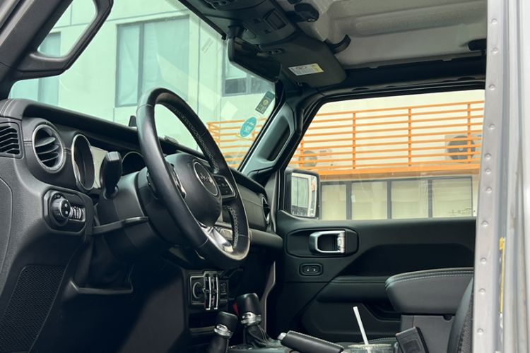 Used Jeep Wrangler 2019 2.0T Sahara Four-Door Version China VI Emission Standard
