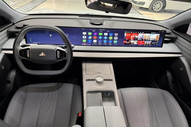 Used Geely Galaxy E8 2024 550 km Range Rear-Wheel-Drive PRO
