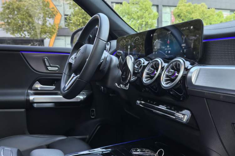 Used Mercedes-Benz GLB 2021 GLB 200 Dynamic Edition Interior 8