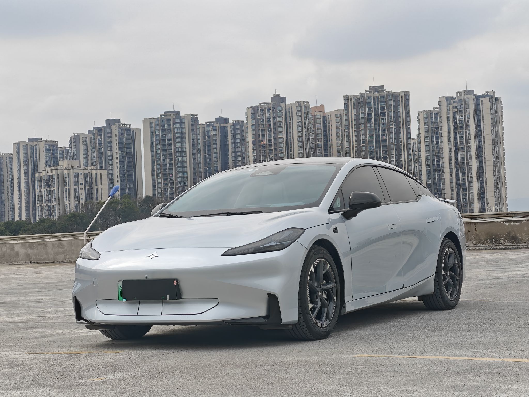 Под передней частью автомобиля