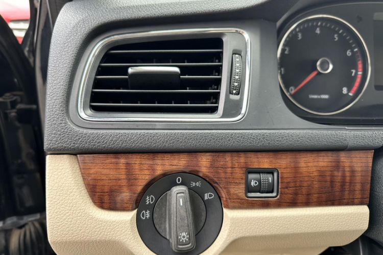 Used Volkswagen Lavida 2013 Restyled Classic 1.6L Automatic Comfort Edition Interior 5