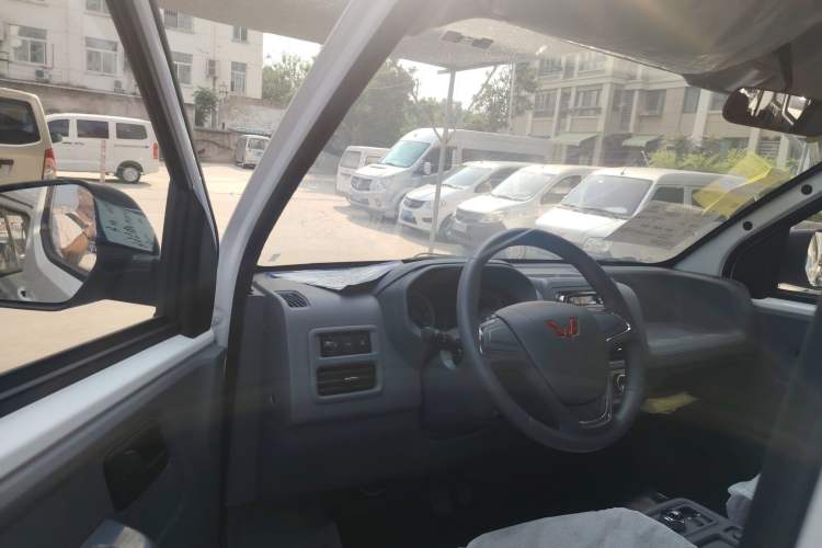 Used Wuling Yangguang 2024 300KM Comfort Version Passenger Van 75kW