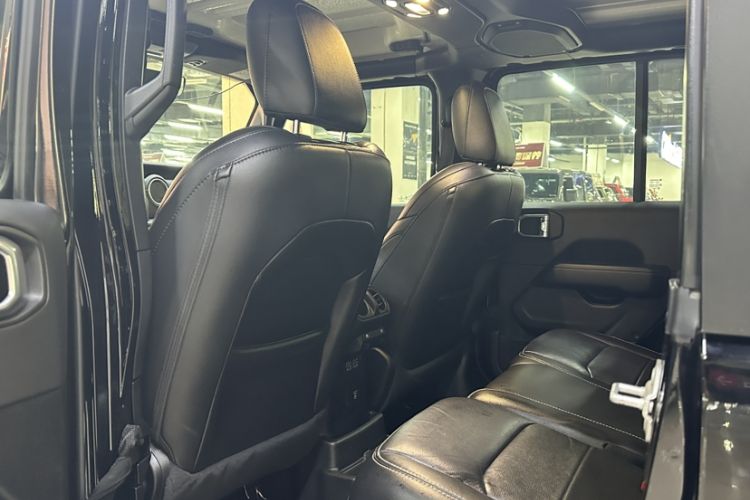 Used Jeep Wrangler 2019 2.0T Sahara Four-Door Version China VI Emission Standard
