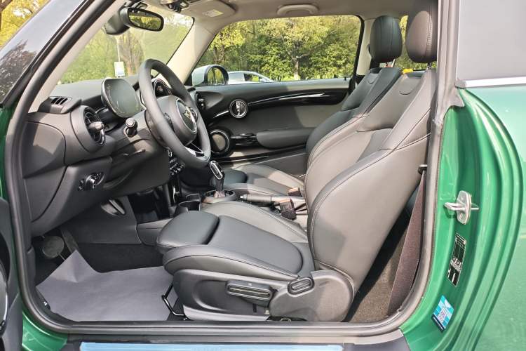 Used MINI 2021 1.5T COOPER Classic Edition Interior 2