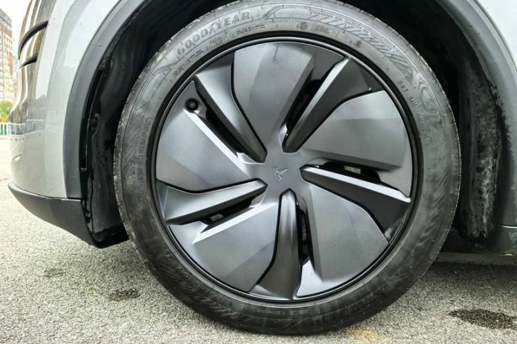 Used Tesla Model Y 2025 Rear-Wheel-Drive Version Exterior 7