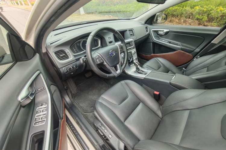 Used Volvo V60 2016 T5 Zhiyi Edition