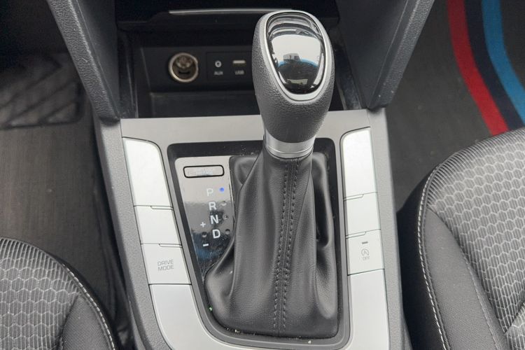 Used Hyundai Elantra (6th Generation / Lingdong) 2016 1.6L Automatic ZhiXuan – Elite Version Gear Lever
