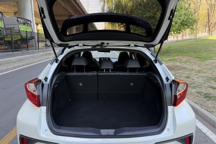 Used Toyota C-HR 2020 2.0L Leading Edition Interior 7