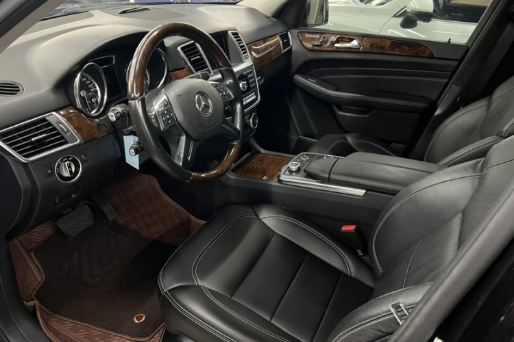 Used Mercedes-Benz M-Class 2014 ML 400 4MATIC Luxury Model Interior 5