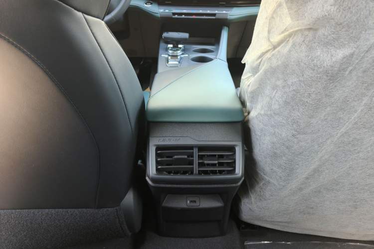 Used CHANGAN UNI-V iDD 2024 Blue Whale Smart Electric iDD 136km ZhiKu Model
