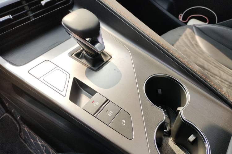 Used Roewe D5X DMH 2024 135 Tech Edition
