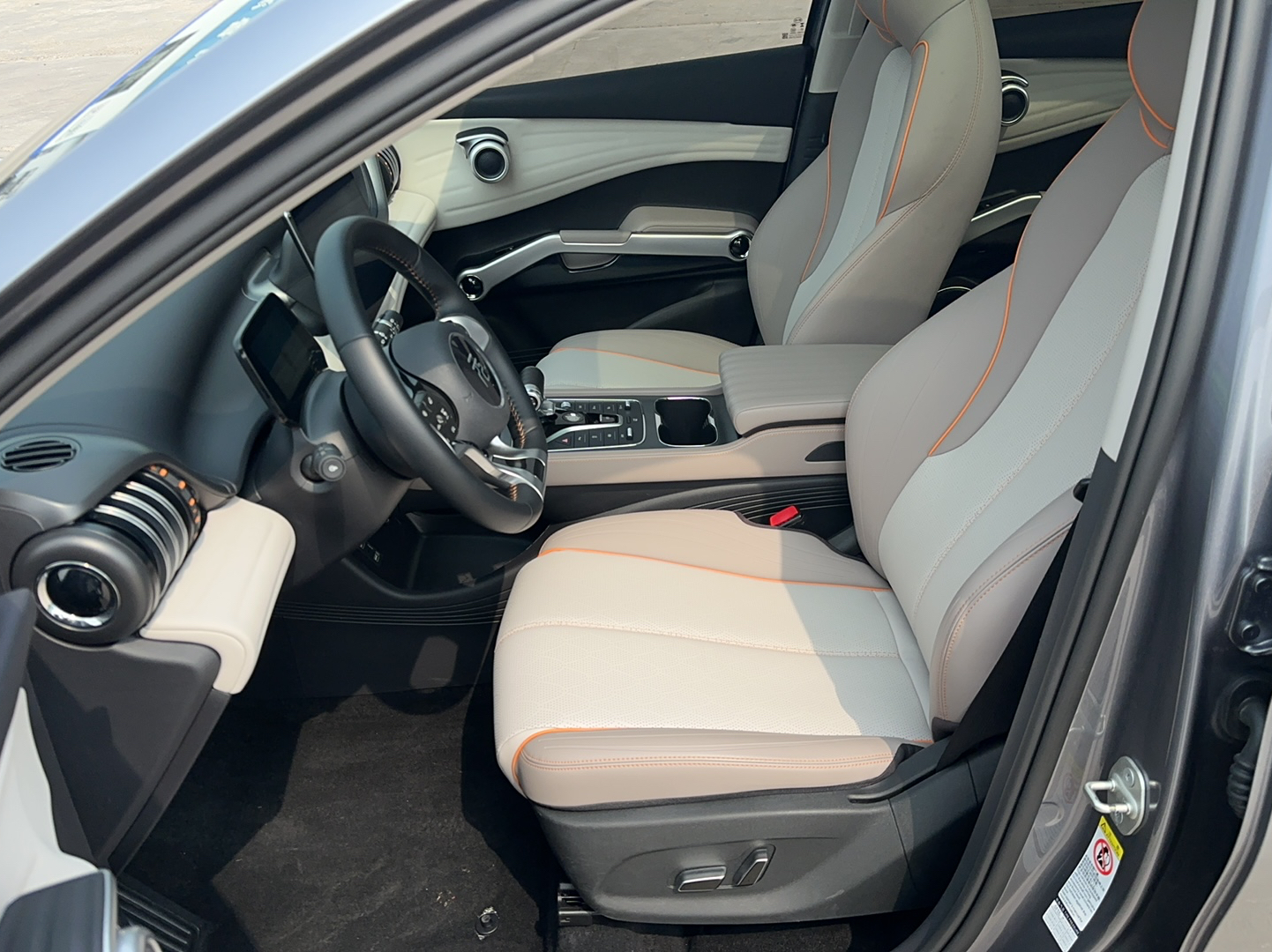 المقاعد الأمامية داخل السيارة