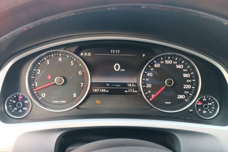 Used Volkswagen Touareg 2011 3.0 TSI Luxury Edition Odometer Close Up