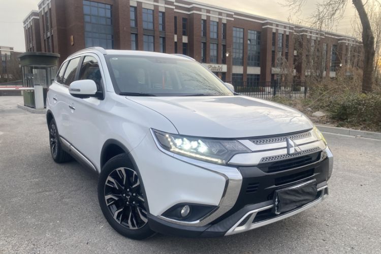 Used Mitsubishi Outlander 2019 2.4L 4x4 Zhi Xiang Edition 7 Seats China VI Standard