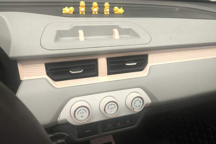 Used Chery QQ Ice Cream 2022 170km Sundae Phosphate Lithium-Ion
