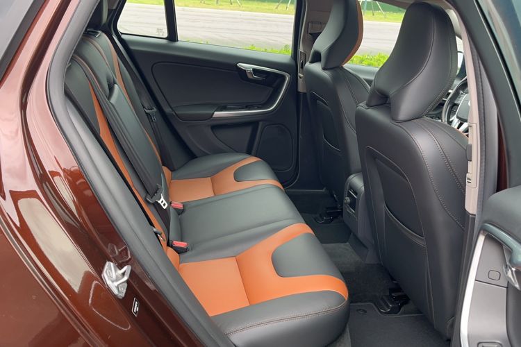 Used Volvo V60 2016 Cross Country T6 AWD
