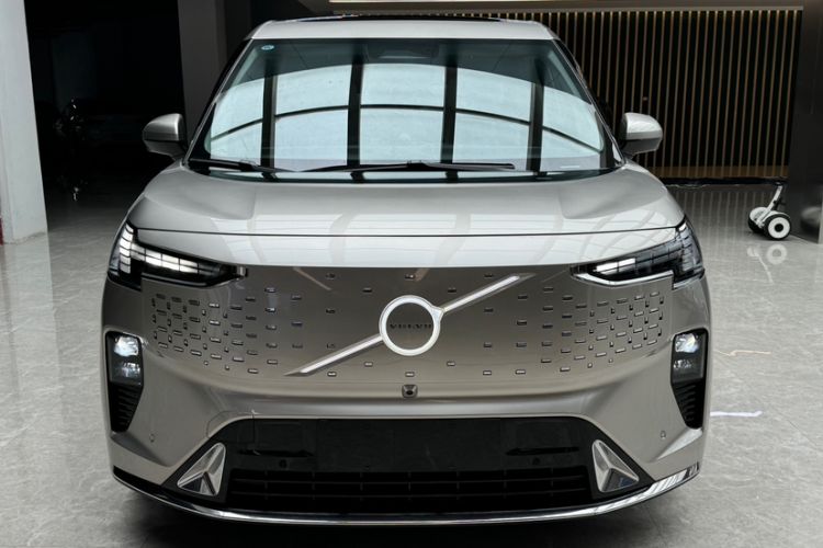 Used Volvo EM90 2025 Ultra Six-Seater