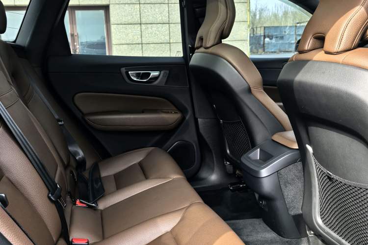 Used Volvo XC60 2021 T5 4x4 Smart Luxury Edition Interior 2