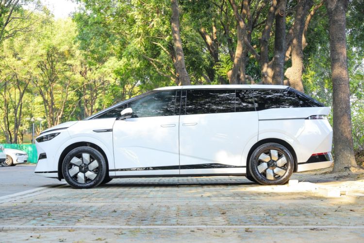 Used XPeng X9 2024 702 Ultra-Long Range Pro
