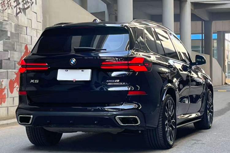 Used BMW X5 2023 xDrive 40Li M Sport Night Edition Package Exterior 4
