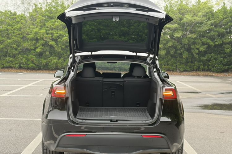 Used Tesla Model Y 2021 Standard Range Rear-Wheel Drive Version Trunk