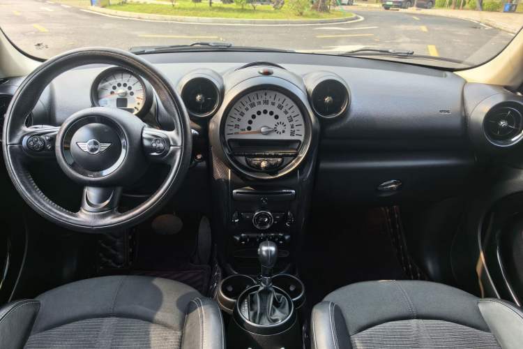 Used MINI Countryman 2014 1.6L COOPER Fun Interior 2