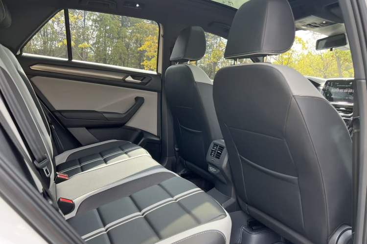 Used Volkswagen T-ROC 2025 Facelift Model 2 300TSI DSG Two-Wheel Drive Chenguang Edition
