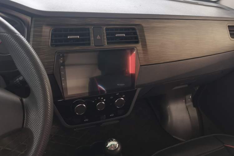 Used Jinbei Hiace X30 2023 1.5L Super-Comfortable Passenger Van 5/6/7-Seater Non-Air-Conditioned Version Model SWC15M