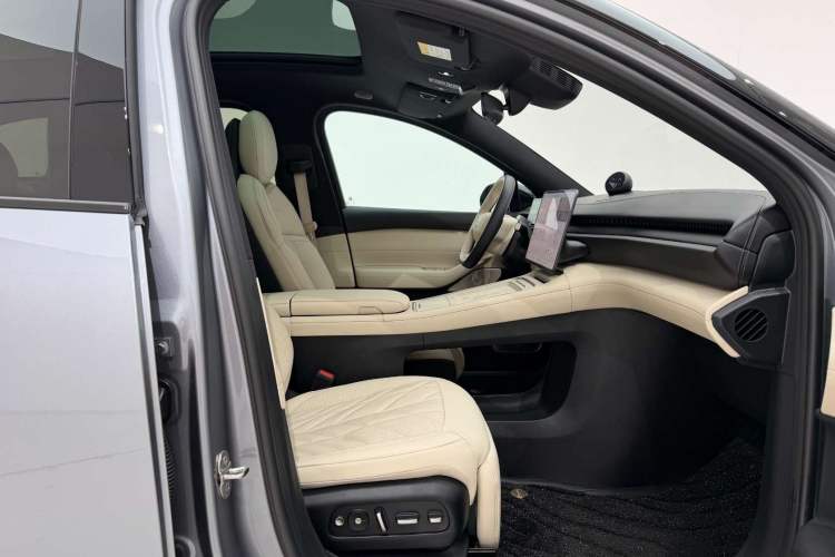 Used Nio ES6 2025 75 kWh Right Front Seat