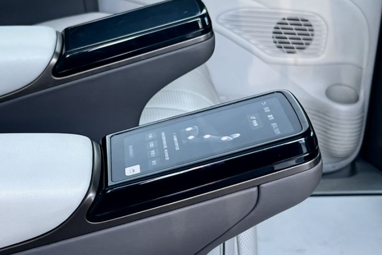 Used Denza D9 2022 DM-i 1040 Prestige Model