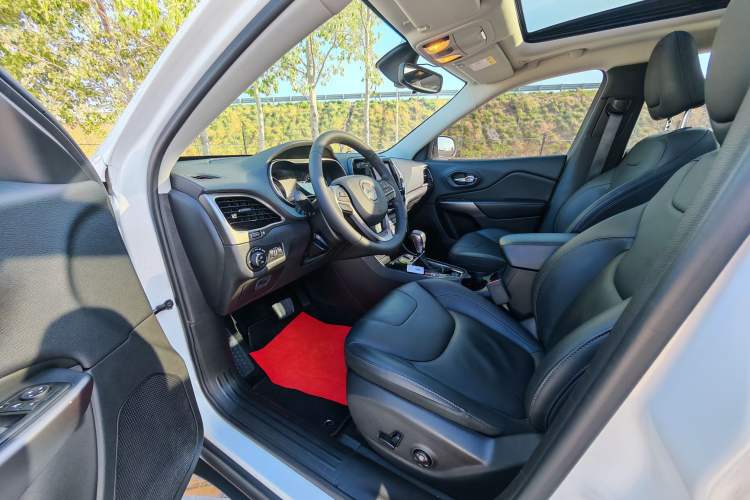 Used Jeep Cherokee 2019 2.0T Two-Wheel Drive Smart Enjoyment Version China VI Interior 2