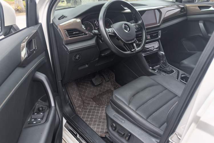 Used Volkswagen Tharu 2021 280TSI Two-Wheel-Drive Luxury Plus Edition Interior 1