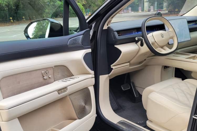 Used Nio ES8 2026 Model 6-seat Executive Signature Edition Interior 2