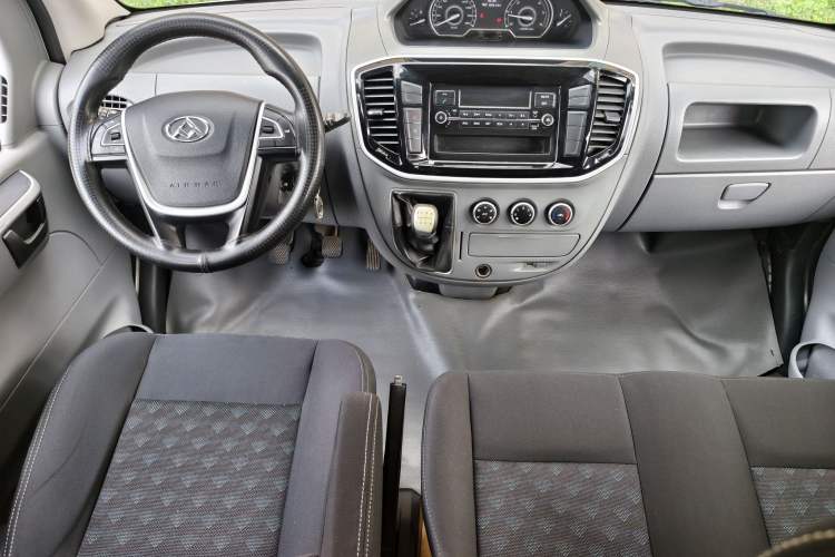 Used SAIC MAXUS Xintu V80 2018 2.5T 6-speed manual Aoyuntong short-wheelbase ultra-low roof 5- or 6-seat model Interior 5