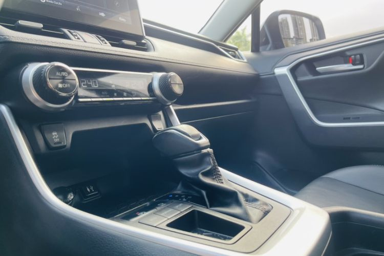 Used Toyota Wildlander 2021 2.0L CVT Two-Wheel Drive Luxury Edition Interior 4