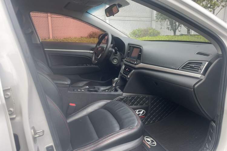 Used Hyundai Elantra (6th Generation / Lingdong) 2016 1.6L Automatic ZhiXuan – Elite Version Interior 4