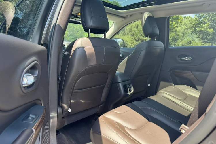 Used Jeep Cherokee 2016 2.0L Superior Edition