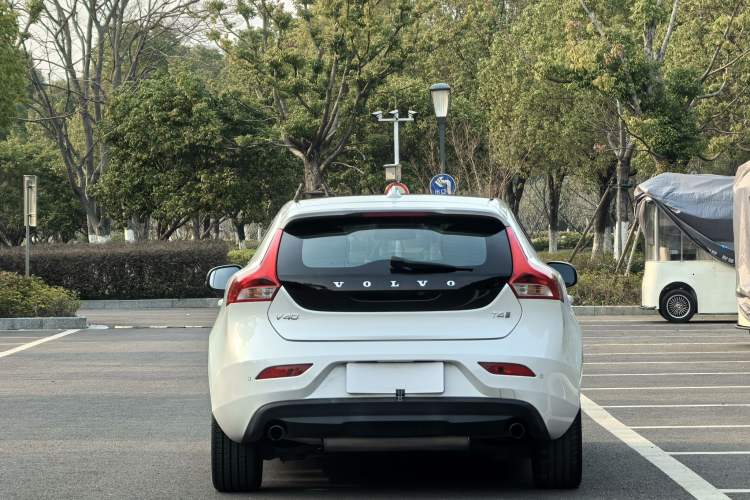 Used Volvo V40 2017 T4 Smart Luxury Edition