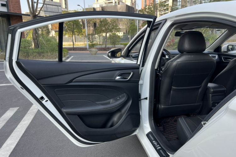 Used Roewe i5 2020 1.5L Automatic 4G Connect Luxury Flagship Edition Interior 1