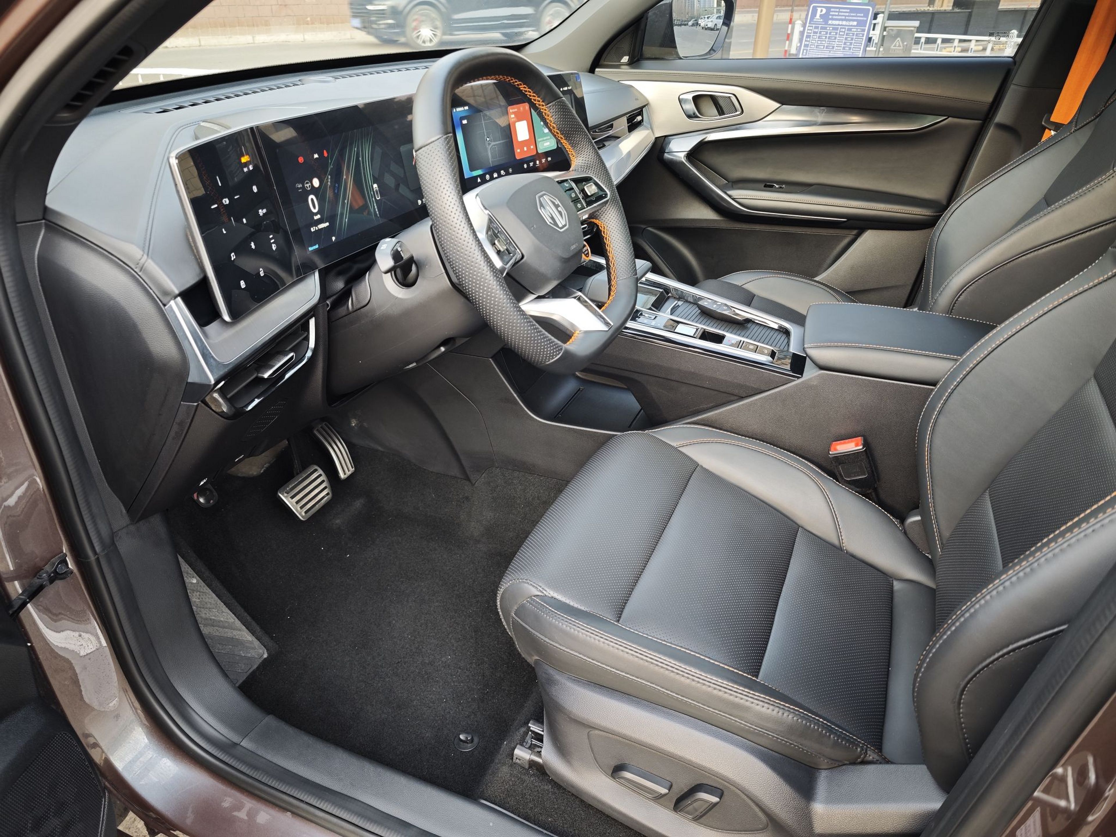 المقاعد الأمامية داخل السيارة