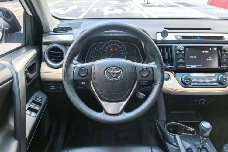 Used Toyota RAV4 2016 2.0L CVT Two-Wheel Drive Fashion Edition China V Standard
